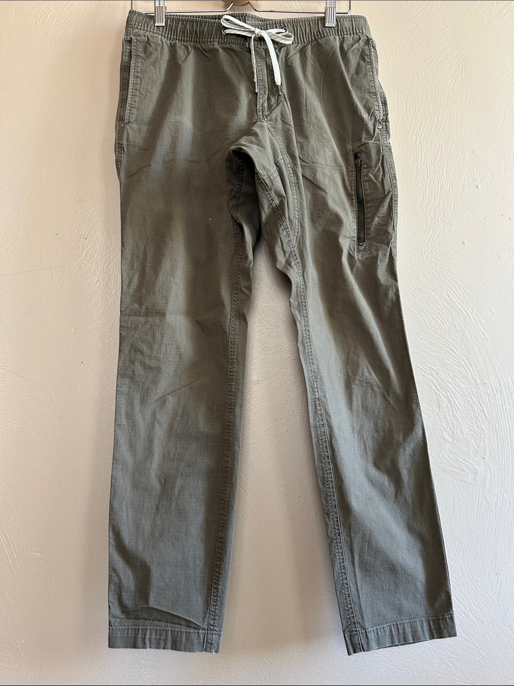 Vuori Men's Ripstop Climber-Hiking Olive Pants. Drawstring Utility Pants. Size M